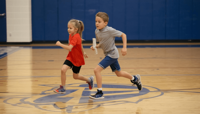 El objetivo principal es tocar al compañero con un trozo de papel de periódico enrollado y correr hasta la meta antes de ser atrapado.