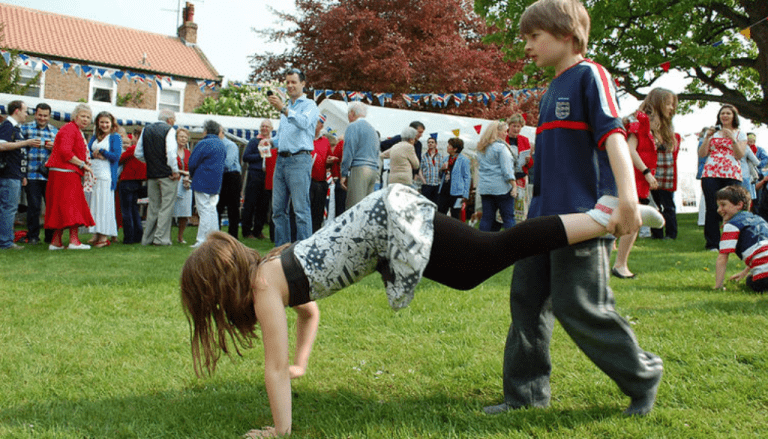 carreras donde un niño hace de carretilla y otro lo empuja sosteniéndolo por los tobillos.