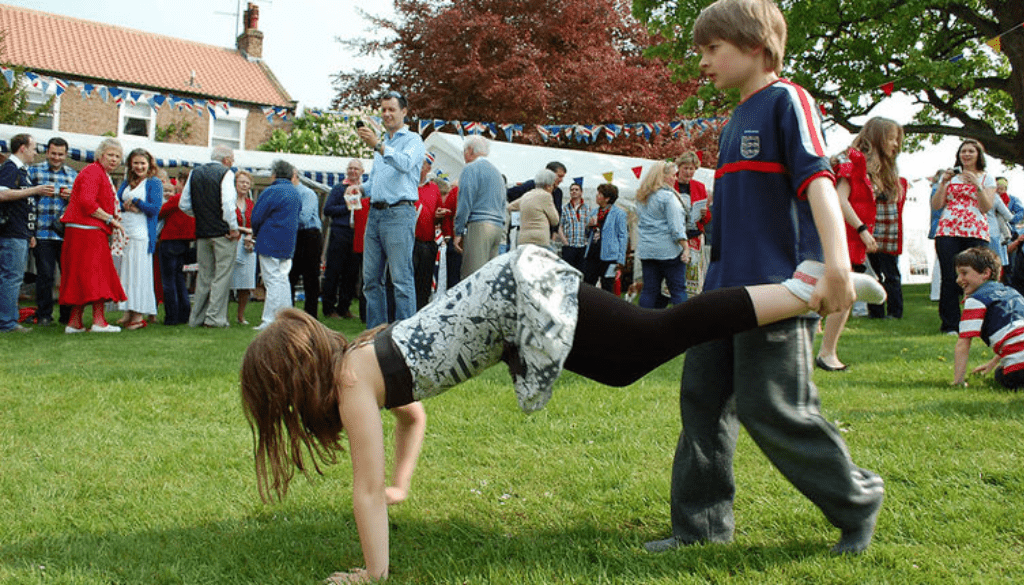 carreras donde un niño hace de carretilla y otro lo empuja sosteniéndolo por los tobillos.
