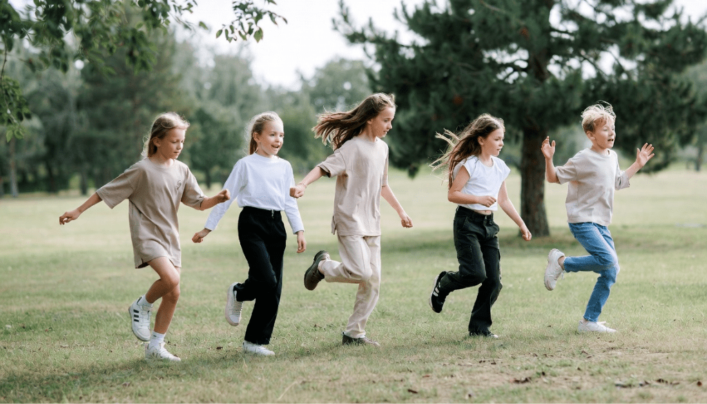 Los niños bailan hasta que la música se para y se convierten en estatuas